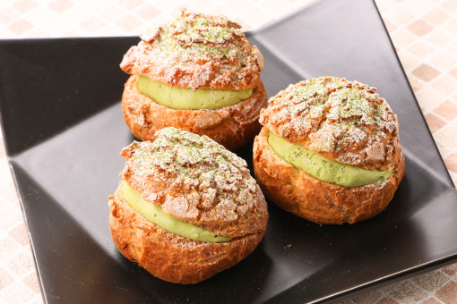 <p>浜松産抹茶のシュークリーム</p>