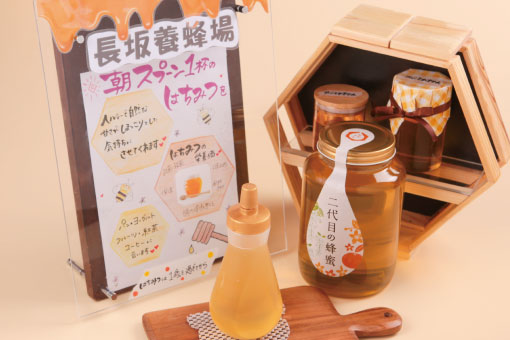 <p>「長坂養蜂場」のはちみつコーナー</p>