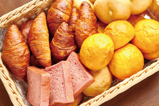 <p>焼きたてパン各種</p>
