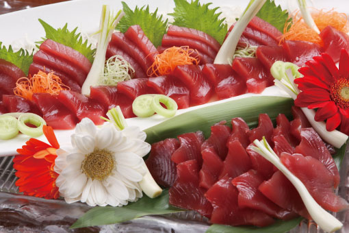<p>まぐろとかつおの刺身</p>