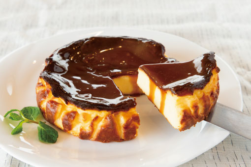 <p>三ヶ日みかんのバスクチーズケーキ　醤油キャラメルソースがけ</p>